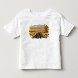 Camiseta De Bebé Vías de ferrocarril conducen a un antiguo granero