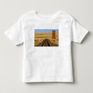 Camiseta De Bebé Vías de ferrocarril conducen a un antiguo granero 