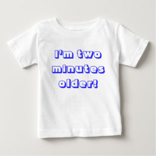 Camiseta De Bebé Viejo gemelo... ¡tengo dos minutos de edad!