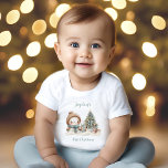 Camiseta De Bebé Vintage Snowman Boy Blue First Christmas Name<br><div class="desc">Pequeña camiseta de cumpleaños de primera Navidad o primera Navidad con un adorable muñeco de nieve y árbol de Navidad de azul con vibraciones de época. Personaliza fácilmente el texto. :) - Kate Eden Art</div>