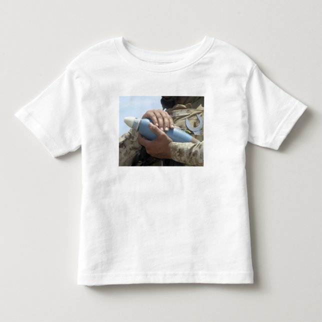 Camiseta De Bebé Vista de primer plano de un soldado acribillando u (Anverso)