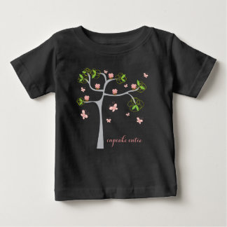 Camiseta De Bebé Whimsical Cupcakes Birday Tree Butterflies Chica