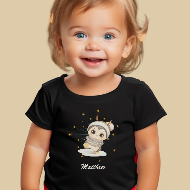 Camiseta De Bebé Winter Boho Penguin Con Estrellas Y Nombre Toddler (Subido por el creador)