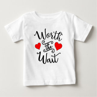 Camiseta De Bebé Worth the Wait Style: Toddler Ruffle Tee