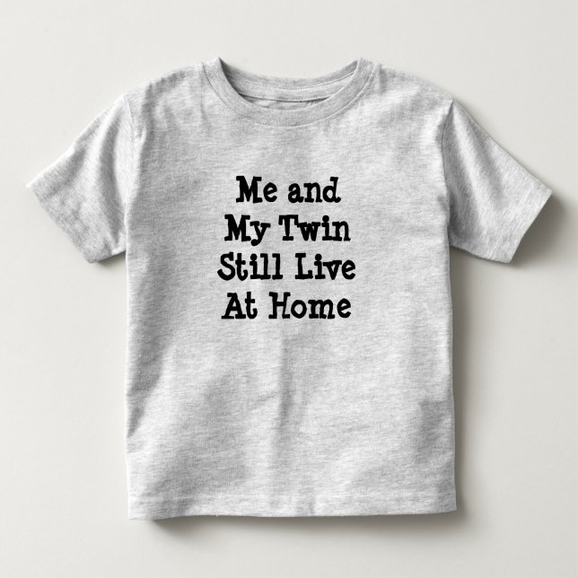 CAMISETA DE BEBÉ YO Y MI GRUPO TODAVÍA VIVEN EN CASA (Anverso)