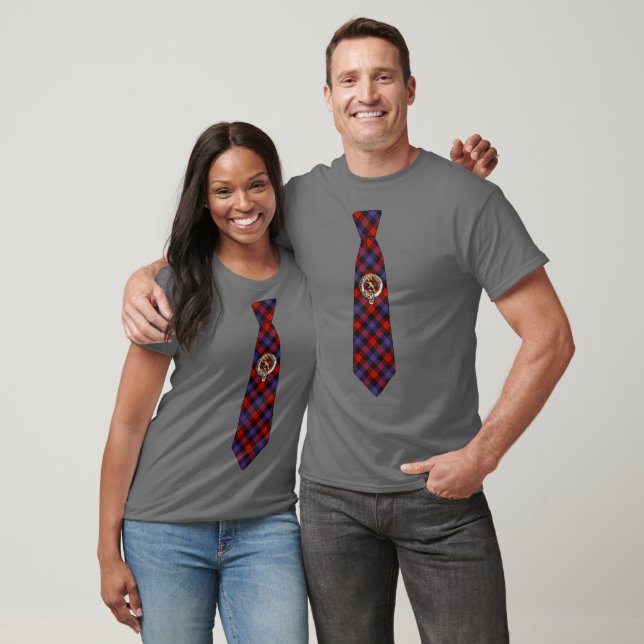 Camiseta de corbata de cuadros marrones con insign (Unisexo)