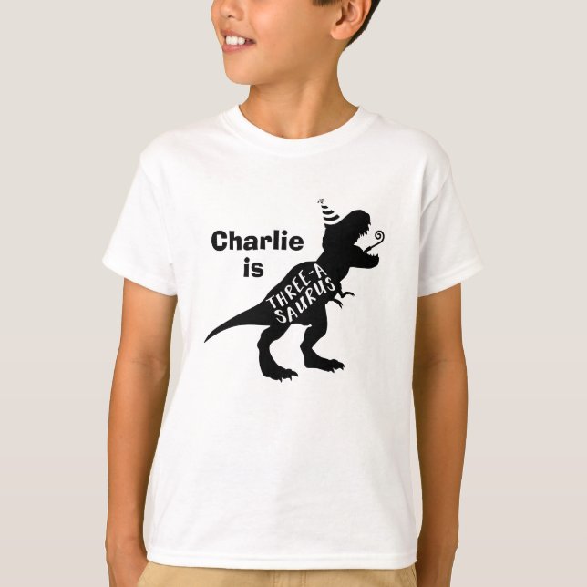 Camiseta de cumpleaños de dinosaurio Three A Sauru (Anverso)