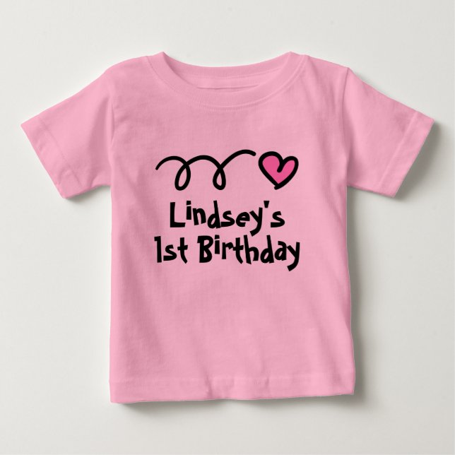 Camiseta de cumpleaños para bebé niña con corazón  (Anverso)