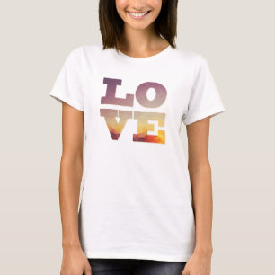 Camiseta de diseño moderno y poligonal de la palab
