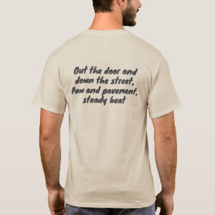 Camiseta de dueño de mascota en la calle fuera de