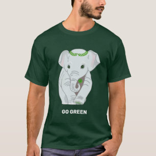 Camiseta de elefante sosteniendo un trébol de cuat