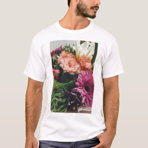 Camiseta de estampados florales brillantes y artís