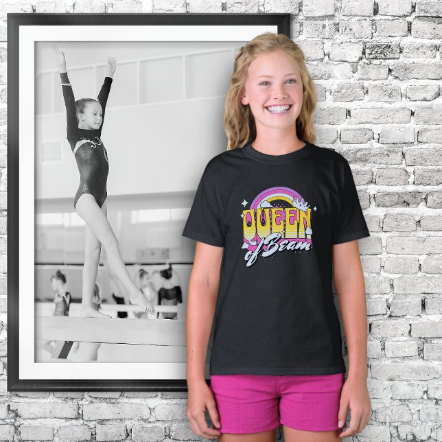 Camiseta de estilo retro Reina de la Beam para gim (A young girl wearing a "Queen of Beam" T-shirt beside a picture of girl competing on balance beam)