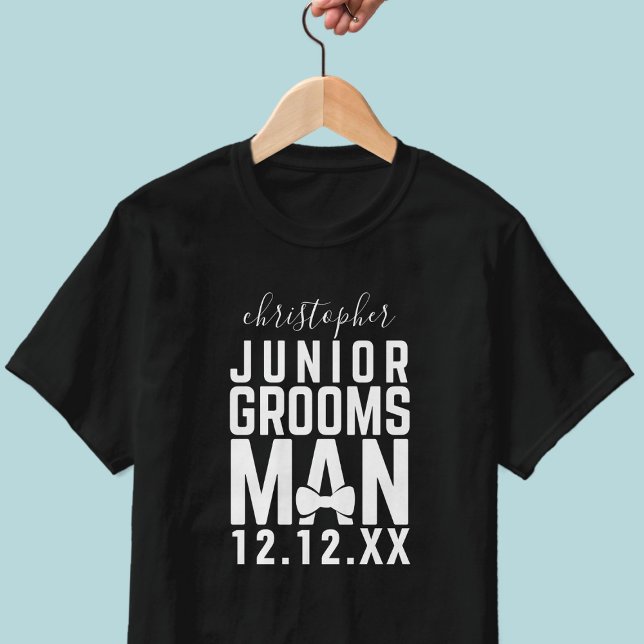 Camiseta de fiesta de boda de Padrino Júnior (Add your Junior Groomsman's name and your wedding date to this black and white bridal party t-shirt)