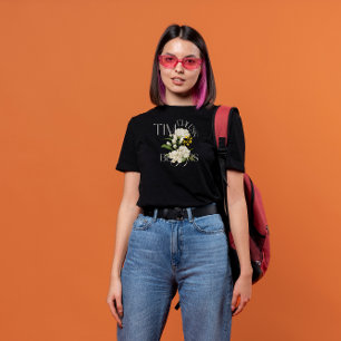 Camiseta de flores negras y cremosas sin tiempo