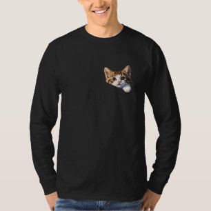 Camiseta de gatito adorable asomándose desde el bo