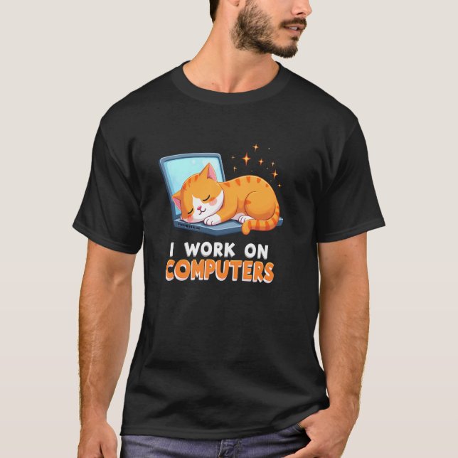 Camiseta de gato relajado que trabaja con computad (Anverso)