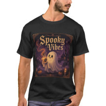 Camiseta de Halloween con fantasma lindo sostenien