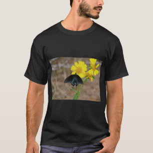 Camiseta de la belleza de la mariposa en la natura