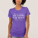 Camiseta de la diversión para que novia sea<br><div class="desc">Camiseta de la diversión para que novia sea. Cómpreme un tiro que estoy atando la camiseta del nudo para que sean las novias. Cita de consumición divertida para la noche del bachelorette. Humor de la boda. Lema de Vinatge con las letras apenadas de la mirada. Texto de Personalizable para la...</div>