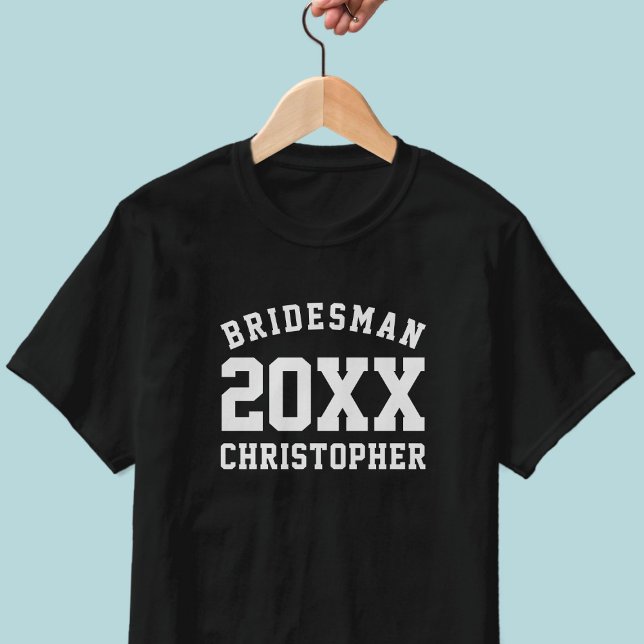 Camiseta de la fiesta deportiva de novias en el añ (Add your wedding year and name to this Bridesman T-Shirt. Works for any member of your bridal party)