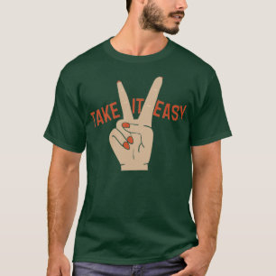 Camiseta de las uñas pintadas Tómalo con calma signo de paz