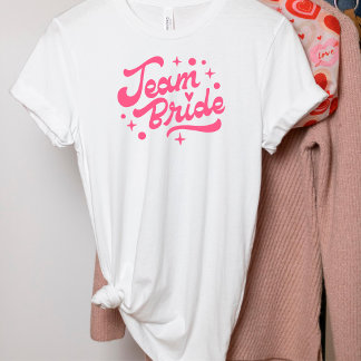 Camiseta de letras rosadas del equipo de grupo