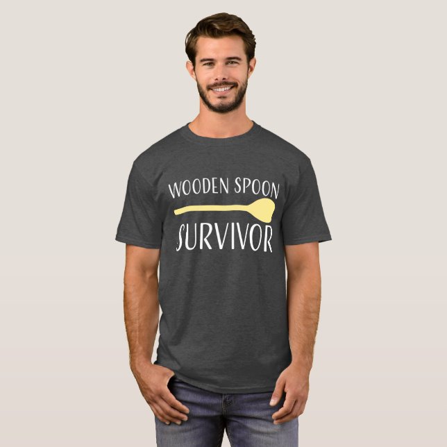Camiseta de madera del superviviente de la cuchara (Anverso completo)