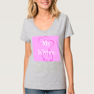 Camiseta de mamá gatita contra cuello