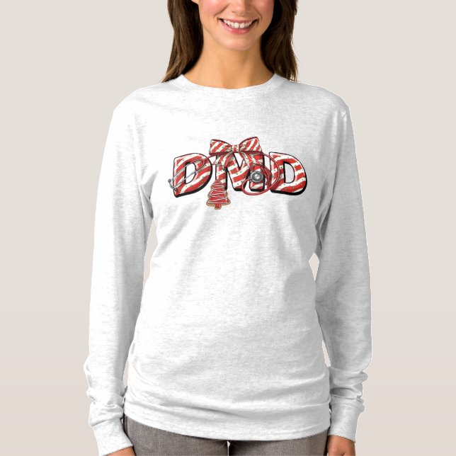Camiseta de manga larga DMD de Navidad – Doctor en (Anverso)