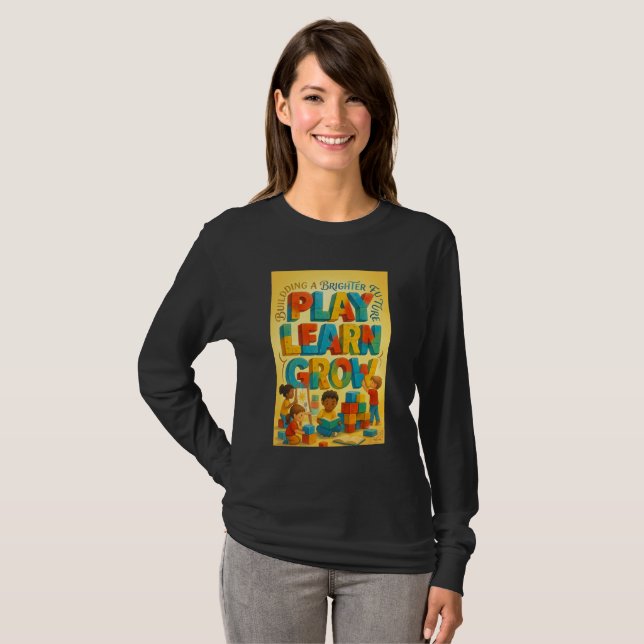 Camiseta de manga larga tipografía Play Learn Grow (Anverso completo)