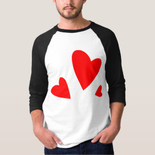 Camiseta de manga raglán con corazones rojos román