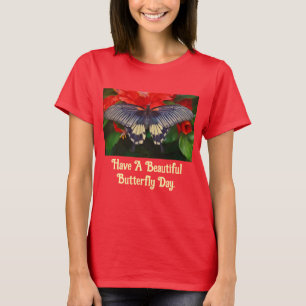 Camiseta de Mariposa en Flores Rojas
