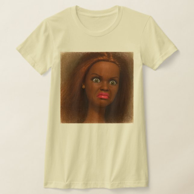 Camiseta de meme de cara de muñeca negra disgustad (Distribución)