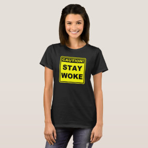Camiseta de Meme Precaución Mantente Despierto