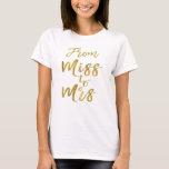 Camiseta De Miss a Sra. Bridal Shower Fiesta Relieve metali<br><div class="desc">De Miss a Sra. Bridal Shower Relieve metalizado dorado Script White T-Shirt para una ducha de novia moderna y elegante.</div>