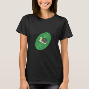 Camiseta de mujer con caracol en una hoja