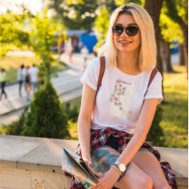Camiseta de mujer con flores rosas verdes