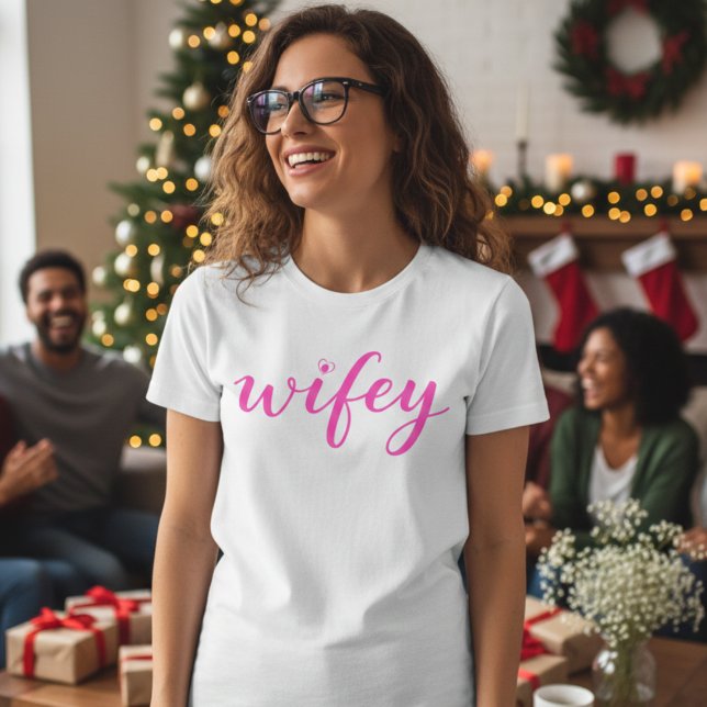 Camiseta de mujer con guión colorido para esposa r (Pink | Wifey Colorful Script Heart Women’s T-Shirt Gift)