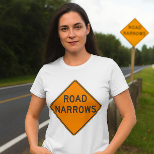 Camiseta de mujer con señal de carretera estrecha