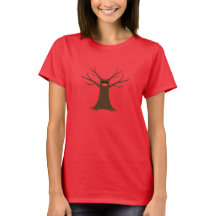 Camiseta de mujer de árbol espeluznante que usa má
