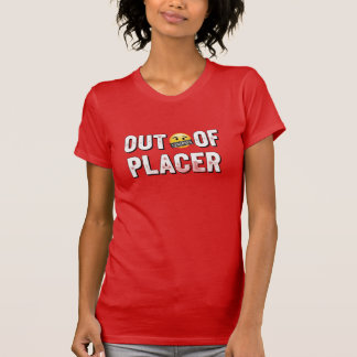 Camiseta de mujer fuera de lugar