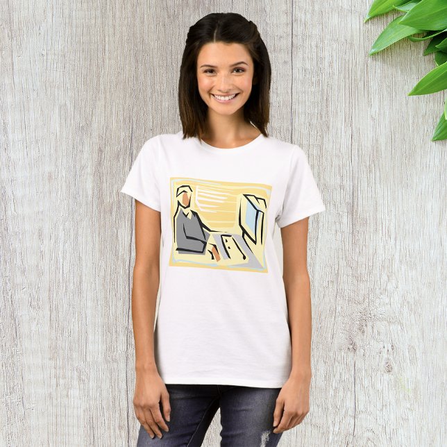 Camiseta De Mujer Trabajando En Una Computadora (Subido por el creador)