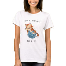 Camiseta de mujeres abraza a un gato en una bola d