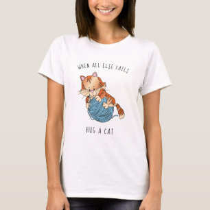 Camiseta de mujeres abraza a un gato en una bola d