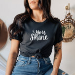 Camiseta de mujeres brillantes<br><div class="desc">¡Exprésate con esta hermosa luna "Shine" y camiseta de estrellas!</div>