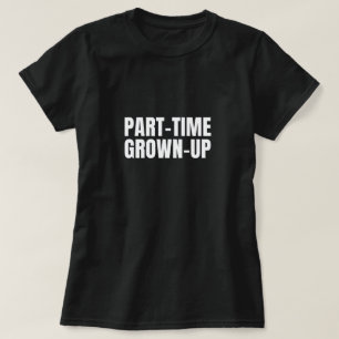 Camiseta de mujeres maduras a tiempo parcial