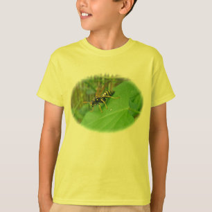 Camiseta de niño con chaqueta amarilla