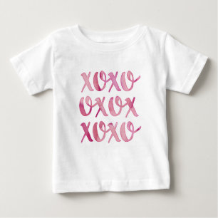 camiseta de niños con tipografía de color rosa xox