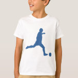 Camiseta de niños de la silueta del fútbol<br><div class="desc">Silhouette azul de un futbolista preparándose para patear una pelota de fútbol.</div>